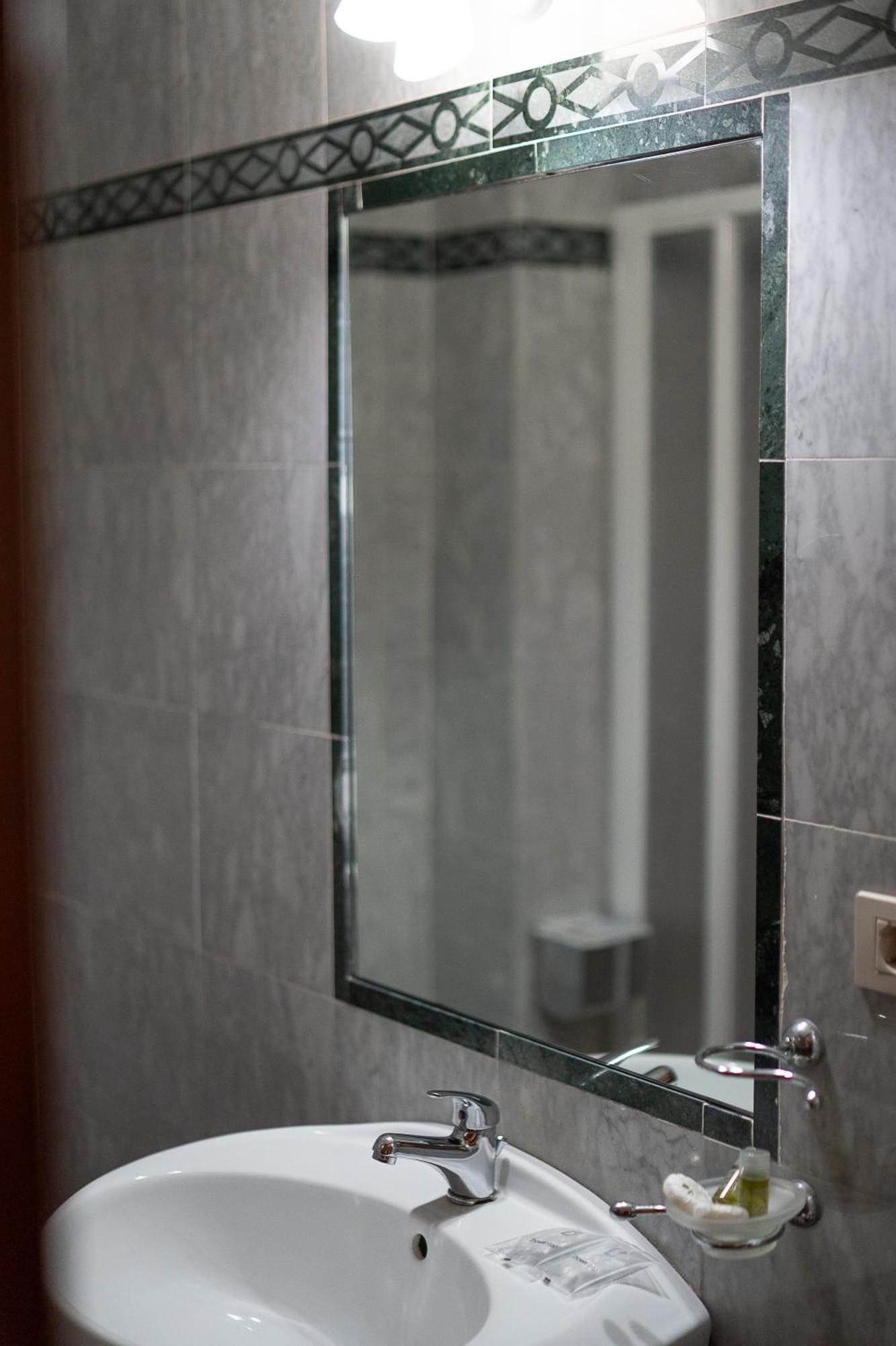 Hotel Napoleon Pontremoli Bagian luar foto